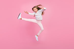 enfant-heureux-avec-produits-pour-bebe